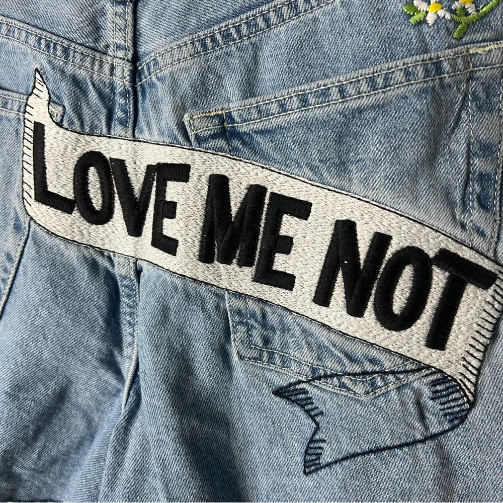 Top Shop - Women’s‎ Moto Mom Love Me Not Embroidered Cutoff Shorts NWT - Sz. 0